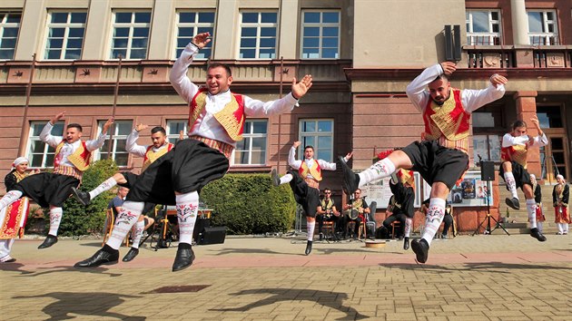 Vystoupen folklornho souboru ze Severnho Kypru na Mrovm nmst v Ostrov v rmci programu 24. ronku Mezinrodnho folklornho festivalu Karlovy Vary.