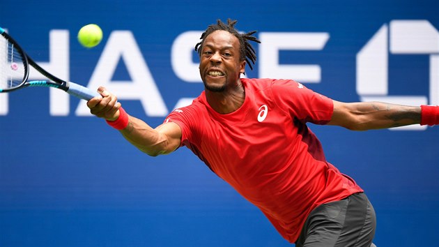 Gal Monfils z Francie se natahuje po mi ve tvrtfinle US Open.