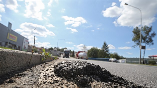 Aktuln stav spodnho seku Lidick ulice v Havlkov Brod je tristn  jsou zde vyjet hlubok koleje, vozovka se zaala vlnit. Zcela jist
chceme ulici opravit jet ped zimou, neme takhle zstat do jara, uvedla Marie Tesaov z editelstv silnic a dlnic.