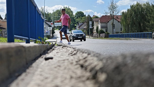 Aktuln stav spodnho seku Lidick ulice v Havlkov Brod je tristn  jsou zde vyjet hlubok koleje, vozovka se zaala vlnit. Zcela jist
chceme ulici opravit jet ped zimou, neme takhle zstat do jara, uvedla Marie Tesaov z editelstv silnic a dlnic.