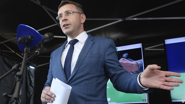 Ministr dopravy Vladimr Kremlk pedstavil na Praskm okruhu fungovn elektronickch dlninch znmek, kter zanou fungovat od roku 2021. (5. z 2019)