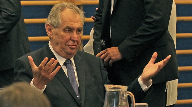 Prezident Milo Zeman s manelkou Ivanou zahjili nov koln rok na Zkladn kole Slezsk v Tinci. (2. z 2019)