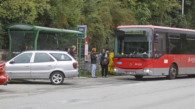 Nov zastvky u nemocnice v Havlkov Brod sice dky pstekm ochrn lidi ekajc na autobus ped detm, jsou vak od nemocnice daleko. V jednom smru je zastvka navc zastren uprosted parkovit a nevede k n ani chodnk.