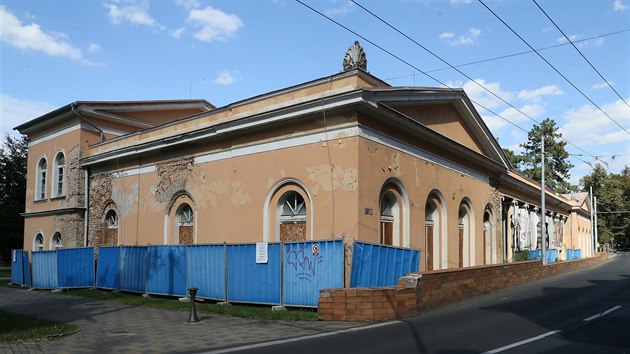 Klasicistn budova Hadch lzn v Teplicch pestala po nkolika pestavbch slouit svmu elu na pelomu tiscilet. Od t doby chtr. (4. 9. 2019)