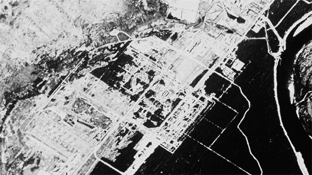 Odtajnn satelitn fotografie satelitu CORONA z roku 1971 zachycuje sovtskou tovrnu.
