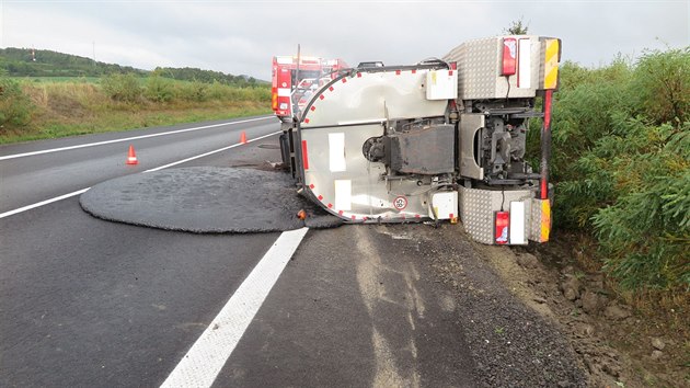 U Bnova havarovala cisterna s litm asfaltem. idi pil kvu a zaskoilo mu.