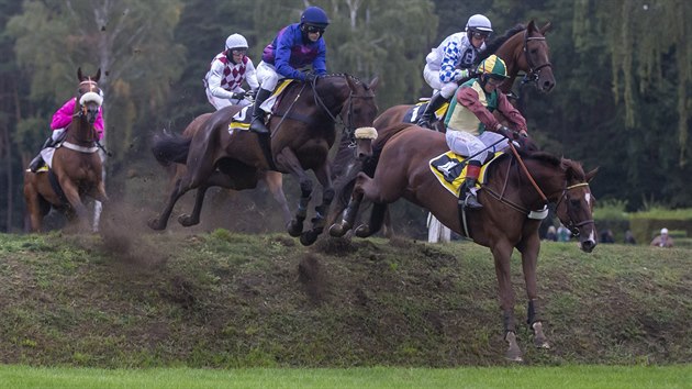 Momentka z kvalifikace na Velkou pardubickou