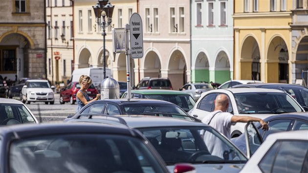 V Jin lid parkuj hlavn na historickm Valdtejnov nmst, sehnat msto je vak obtn.