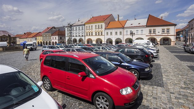 V Jin lid parkuj hlavn na historickm Valdtejnov nmst, sehnat msto je vak obtn.