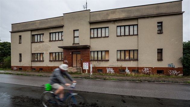 Hradeck radnice chce vystavt dm s odlehovac slubou na Praskm Pedmst, v zanedban budov se po lta schzeli narkomani (2. 9. 2019).