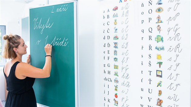 Dti se po roce v provizoriu mohou vrtit do opraven koly v Dobanech (30. 8. 2019).