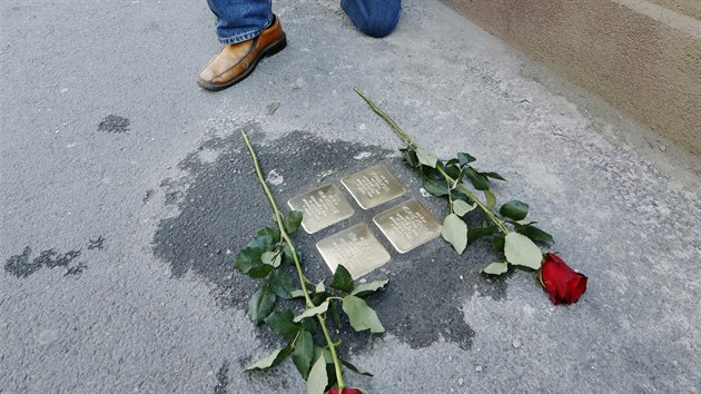 Dlaebn kostky pipomnaj idovsk obti koncentranch tbor. V Plzni je takzvanch kamen zmizelch rozmstno tiaticet. Na snmku pedseda mstn idovsk obce Ji Lwy. (3. 9. 2019)