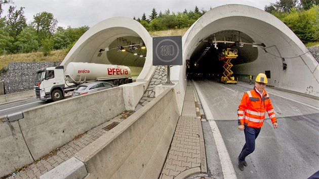 Tunel Valk se stane prvnm v esk republice, kterm se bude moci jezdit stokilometrovou rychlost. V ptek derem 22. hodiny se naposledy uzave na cel vkend kvli zkoukm novch technologi.