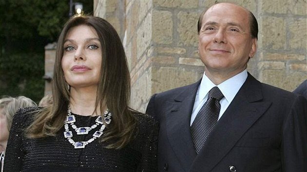 Silvio Berlusconi a jeho manelka Veronica Lario na archivn fotografii