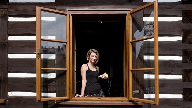 Marta Švajdová využívá při tvorbě šperků opravdu nevšední materiály, například různé plísně rostoucí v Petriho miskách.