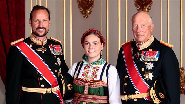 Norsk korunn princ Haakon, princezna Ingrid Alexandra a krl Harald V. v den princezniny konfirmace (Oslo, 31. srpna 2019)
