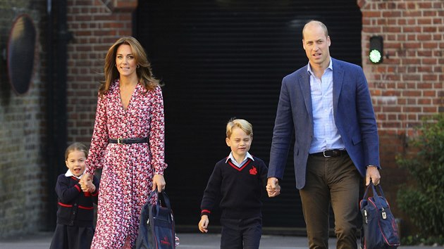 Princezna Charlotte, vvodkyn Kate, princ George a princ William v prvn koln den mal princezny (Londn, 5. z 2019)