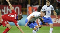 Varazdat Harojan (vlevo) z Arménie a Andrea Belotti z Itálie bojují o míč. Varazdat Harojan (vlevo) z Arménie a Andrea Belotti z Itálie bojují o míč.