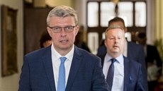 Ministr průmyslu a obchodu Karel Havlíček přichází na zasedání vlády. (2. září... Ministr průmyslu a obchodu Karel Havlíček přichází na zasedání vlády. (2. září...