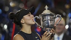 PUSU. Tenistka Bianca Andreescuová s trofei pro vítězku dvouhry US Open. PUSU. Tenistka Bianca Andreescuová s trofei pro vítězku dvouhry US Open.