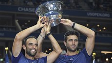Kolumbijci Juan Sebastian Cabal (vlevo) a Robert Farah pózují s trofejí pro... Kolumbijci Juan Sebastian Cabal (vlevo) a Robert Farah pózují s trofejí pro...