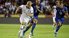 Teemu Pukki (vlevo) si vede balon v utkání kvalifikace na Euro proti Itálii. Teemu Pukki (vlevo) si vede balon v utkání kvalifikace na Euro proti Itálii.