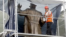 Na náměstí Interbrigády v Praze 6 se v pondělí odpoledne sešli lidé kritizující... Na náměstí Interbrigády v Praze 6 se v pondělí odpoledne sešli lidé kritizující...