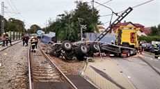 Kamion, který vjel do cesty osobnímu vlaku na přejezdu v pražské Uhříněvsi,... Kamion, který vjel do cesty osobnímu vlaku na přejezdu v pražské Uhříněvsi,...