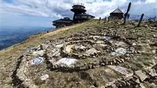 Neznámí výtržníci v noci na vrcholu Sněžky v zakázané zóně poskládali kameny do... Neznámí výtržníci v noci na vrcholu Sněžky v zakázané zóně poskládali kameny do...