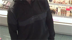 Dvojice ve zlatnictví ukradla několik párů zlatých náušnic. Incident se stal 24. srpna.