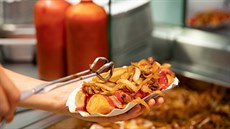 Oblíbená pochoutka currywurst slaví 70. let. Skládá se z nakrájené klobásy,... Oblíbená pochoutka currywurst slaví 70. let. Skládá se z nakrájené klobásy,...
