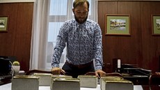 Starosta Chocně Jan Ropek už převzal kameny, které budou připomínat oběti války. Starosta Chocně Jan Ropek už převzal kameny, které budou připomínat oběti války.