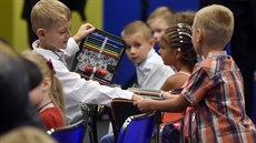 Žáci první třídy základní školy Slezská v Třinci čekají první školní den 2.... Žáci první třídy základní školy Slezská v Třinci čekají první školní den 2....