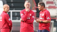 Reprezentační kouč Jaroslav Šilhavý (uprostřed), asistent Jiří Chytrý a manažer... Reprezentační kouč Jaroslav Šilhavý (uprostřed), asistent Jiří Chytrý a manažer...