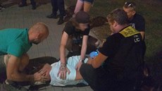 Snímek ze záchrany šestapadesátiletého muže, na něhož v Přerově podle svědků... Snímek ze záchrany šestapadesátiletého muže, na něhož v Přerově podle svědků...