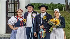 Prvním hodovým párem bítešských hodů je (zleva) stárková Aneta Prokešová a... Prvním hodovým párem bítešských hodů je (zleva) stárková Aneta Prokešová a...