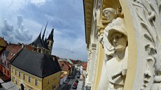 Soubor alegorických soch, který zdobí jižní průčelí fasády historické budovy... Soubor alegorických soch, který zdobí jižní průčelí fasády historické budovy...