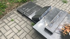 Neznámý pachatel poničil pamětní desku Tomáše Bati v Otrokovicích. Neznámý pachatel poničil pamětní desku Tomáše Bati v Otrokovicích.
