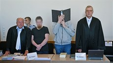 Andreas V. (v černém tričku) a Mario S. (zakrývá si tvář šanonem) na zahájení... Andreas V. (v černém tričku) a Mario S. (zakrývá si tvář šanonem) na zahájení...
