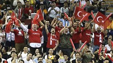 Fanoušci tureckých basketbalistů v duelu s USA. Fanoušci tureckých basketbalistů v duelu s USA.