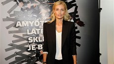 Daniela Peštová v nadčasovém outfitu s bílým tričkem Daniela Peštová v nadčasovém outfitu s bílým tričkem