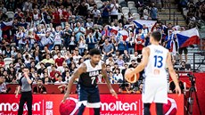 Čeští fanoušci ocenili výkon basketbalistů v závěru utkání se Spojenými státy. Čeští fanoušci ocenili výkon basketbalistů v závěru utkání se Spojenými státy.
