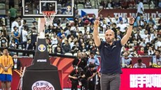 Michal Miřejovský vede rozcvičení českých basketbalistů před zápasem se... Michal Miřejovský vede rozcvičení českých basketbalistů před zápasem se...