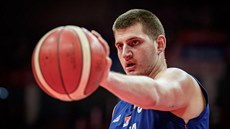 Srbský pivotman Nikola Jokič odevzdává míč. Srbský pivotman Nikola Jokič odevzdává míč.