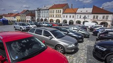 V Jičíně lidé parkují hlavně na historickém Valdštejnově náměstí, sehnat místo... V Jičíně lidé parkují hlavně na historickém Valdštejnově náměstí, sehnat místo...