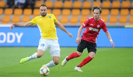 Jihlavský Luká Zoubele (vlevo) útoí v utkání proti Chrudimi. (2019)