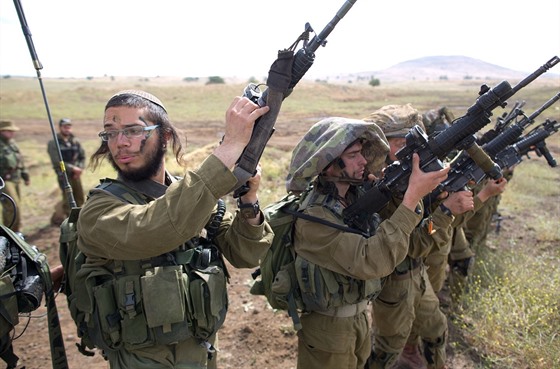 Izraeltí vojáci z ultraortodoxního praporu Netzah Yehuda pi tréninku na...