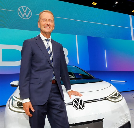 Volkswagen (na snímku generální editel Herbert Diess) na autosalonu ve...