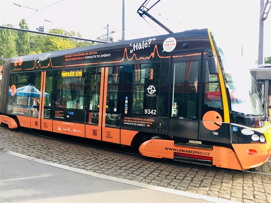 Tisíc dtí se nedovolá, zní jeden z nápis na tramvaji. Dalí zní jednodue:...