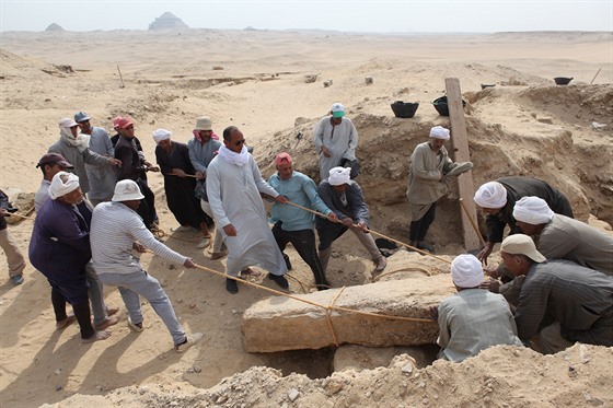 Egypttí dlníci vedení pedákem, takzvaným reisem, odtahují kamenný blok...